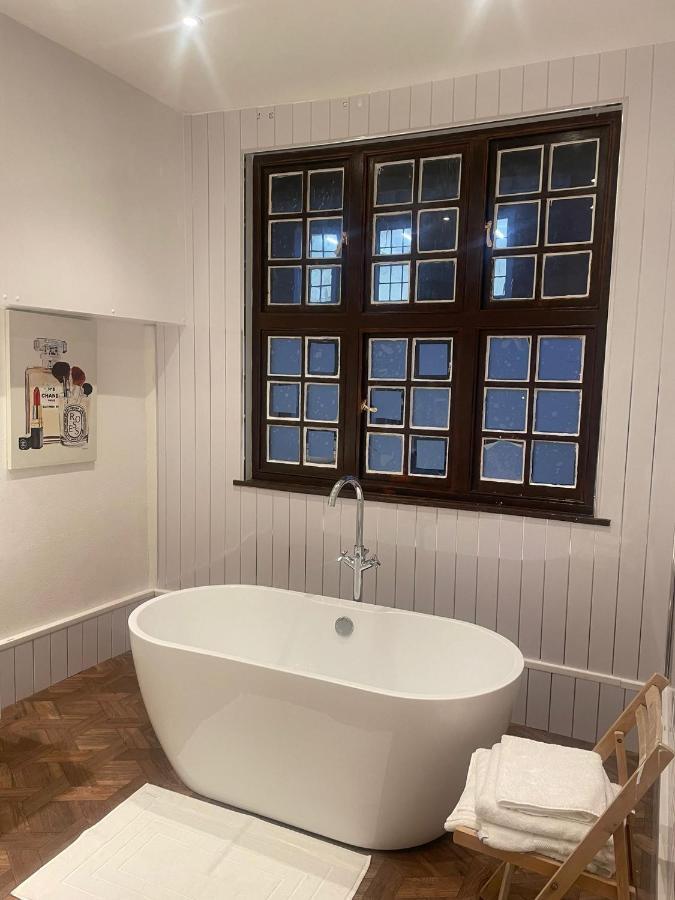 Lovely 1-Bedroom Loft Apartment Above Shop With Free Parking- Long Term Let Available Maldon Kültér fotó