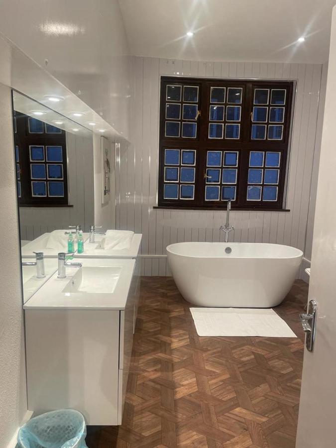Lovely 1-Bedroom Loft Apartment Above Shop With Free Parking- Long Term Let Available Maldon Kültér fotó
